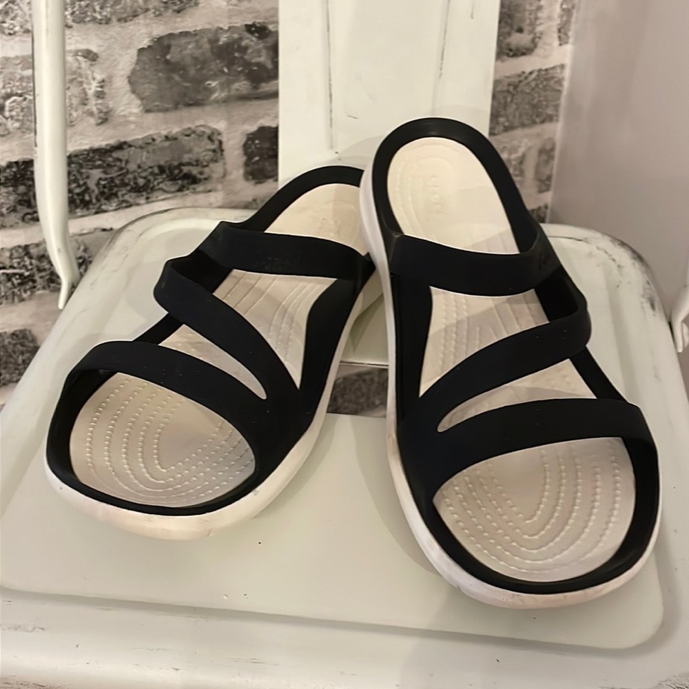Crocs strappy sandals 9M